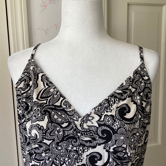 Black and White FlaredTank Top - Picture 2 of 5